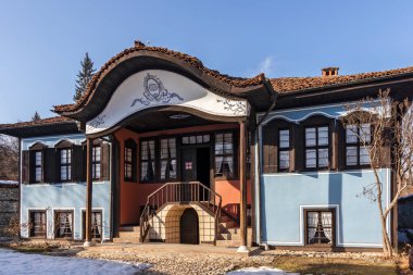 KOPRIVSHTITSA, BULGARIA - 25 Ocak 2020: Bulgaristan 'ın Sofya Bölgesi Koprivshtitsa kentindeki Tipik Sokak ve eski evler