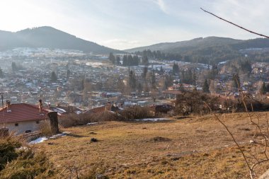 KOPRIVSHTITSA, BULGARIA - 25 Ocak 2020: Bulgaristan 'ın Sofya Bölgesi Koprivshtitsa kentindeki Tipik Sokak ve eski evler