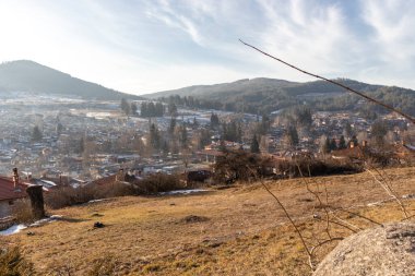 KOPRIVSHTITSA, BULGARIA - 25 Ocak 2020: Bulgaristan 'ın Sofya Bölgesi Koprivshtitsa kentindeki Tipik Sokak ve eski evler