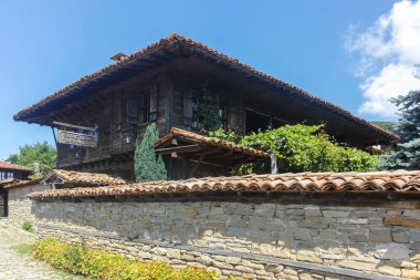 ZERAVNA, BULGARIA - 9 Temmuz 2023: 19. Yüzyıl evleri olan Zheravna Köyü, Sliven Bölgesi, Bulgaristan