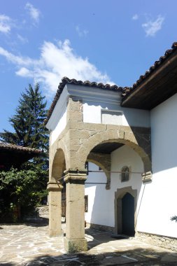 ZERAVNA, BULGARIA - 9 Temmuz 2023: 19. Yüzyıl evleri olan Zheravna Köyü, Sliven Bölgesi, Bulgaristan