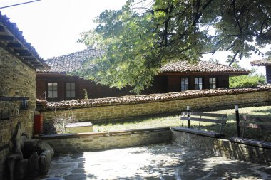 ZERAVNA, BULGARIA - 9 Temmuz 2023: 19. Yüzyıl evleri olan Zheravna Köyü, Sliven Bölgesi, Bulgaristan