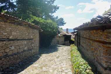 ZERAVNA, BULGARIA - 9 Temmuz 2023: 19. Yüzyıl evleri olan Zheravna Köyü, Sliven Bölgesi, Bulgaristan