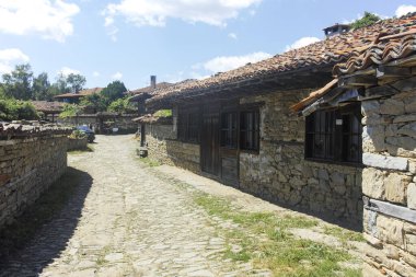 ZERAVNA, BULGARIA - 9 Temmuz 2023: 19. Yüzyıl evleri olan Zheravna Köyü, Sliven Bölgesi, Bulgaristan