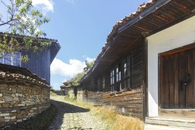 ZERAVNA, BULGARIA - 9 Temmuz 2023: 19. Yüzyıl evleri olan Zheravna Köyü, Sliven Bölgesi, Bulgaristan