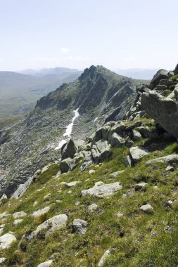 Bulgaristan 'ın Kalin zirvesi yakınlarındaki Rila Dağı' nın İnanılmaz Yaz Manzarası