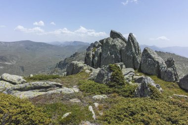 Bulgaristan 'ın Kalin zirvesi yakınlarındaki Rila Dağı' nın İnanılmaz Yaz Manzarası