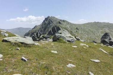 Bulgaristan 'ın Kalin zirvesi yakınlarındaki Rila Dağı' nın İnanılmaz Yaz Manzarası