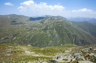 Bulgaristan 'ın Kalin zirvesi yakınlarındaki Rila Dağı' nın İnanılmaz Yaz Manzarası