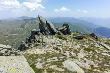 Bulgaristan 'ın Kalin zirvesi yakınlarındaki Rila Dağı' nın İnanılmaz Yaz Manzarası