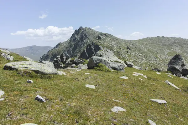 Bulgaristan 'ın Kalin zirvesi yakınlarındaki Rila Dağı' nın İnanılmaz Yaz Manzarası