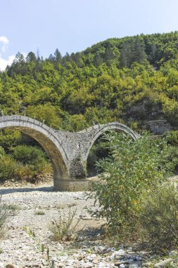 Pindus Dağları 'ndaki Ortaçağ Plakidas (Kalogeriko) Köprüsü, Zagori, Epirus, Yunanistan