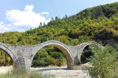 Pindus Dağları 'ndaki Ortaçağ Plakidas (Kalogeriko) Köprüsü, Zagori, Epirus, Yunanistan