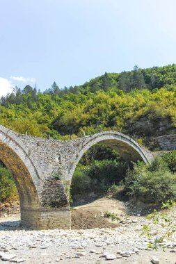 Pindus Dağları 'ndaki Ortaçağ Plakidas (Kalogeriko) Köprüsü, Zagori, Epirus, Yunanistan