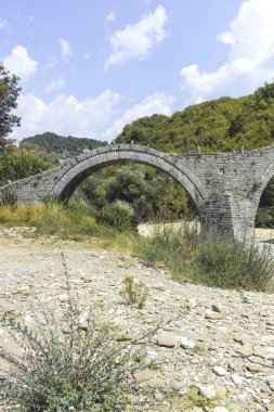 Pindus Dağları 'ndaki Ortaçağ Plakidas (Kalogeriko) Köprüsü, Zagori, Epirus, Yunanistan