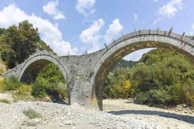 Pindus Dağları 'ndaki Ortaçağ Plakidas (Kalogeriko) Köprüsü, Zagori, Epirus, Yunanistan