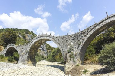 Pindus Dağları 'ndaki Ortaçağ Plakidas (Kalogeriko) Köprüsü, Zagori, Epirus, Yunanistan