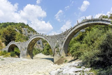 Pindus Dağları 'ndaki Ortaçağ Plakidas (Kalogeriko) Köprüsü, Zagori, Epirus, Yunanistan