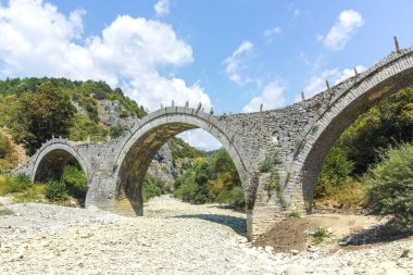 Pindus Dağları 'ndaki Ortaçağ Plakidas (Kalogeriko) Köprüsü, Zagori, Epirus, Yunanistan