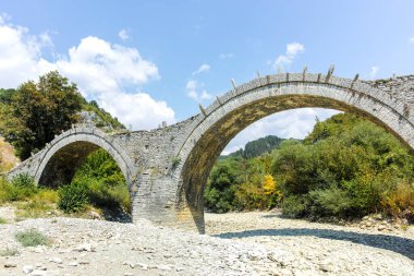Pindus Dağları 'ndaki Ortaçağ Plakidas (Kalogeriko) Köprüsü, Zagori, Epirus, Yunanistan