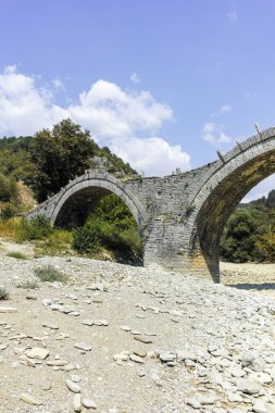 Pindus Dağları 'ndaki Ortaçağ Plakidas (Kalogeriko) Köprüsü, Zagori, Epirus, Yunanistan