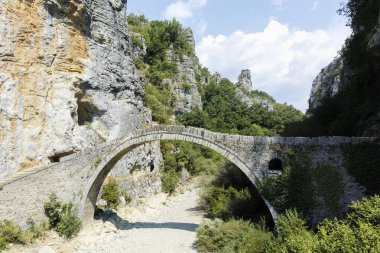 Pindus Dağları, Zagori, Epirus, Yunanistan 'daki Kokkorou taş köprüsünün inanılmaz manzarası