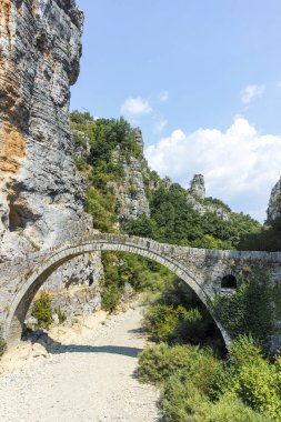 Pindus Dağları, Zagori, Epirus, Yunanistan 'daki Kokkorou taş köprüsünün inanılmaz manzarası