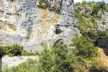 Pindus Dağları, Zagori, Epirus, Yunanistan 'daki Kokkorou taş köprüsünün inanılmaz manzarası