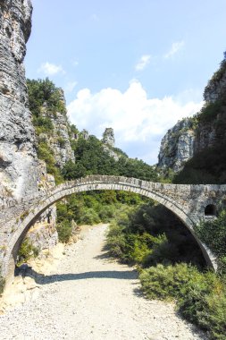 Pindus Dağları, Zagori, Epirus, Yunanistan 'daki Kokkorou taş köprüsünün inanılmaz manzarası