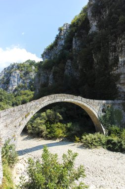 Pindus Dağları, Zagori, Epirus, Yunanistan 'daki Kokkorou taş köprüsünün inanılmaz manzarası