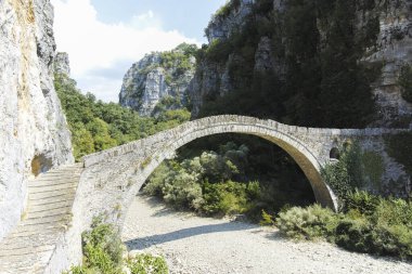 Pindus Dağları, Zagori, Epirus, Yunanistan 'daki Kokkorou taş köprüsünün inanılmaz manzarası