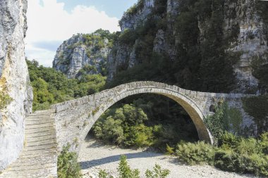 Pindus Dağları, Zagori, Epirus, Yunanistan 'daki Kokkorou taş köprüsünün inanılmaz manzarası