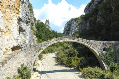 Pindus Dağları, Zagori, Epirus, Yunanistan 'daki Kokkorou taş köprüsünün inanılmaz manzarası