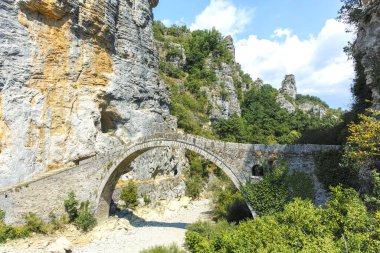Pindus Dağları, Zagori, Epirus, Yunanistan 'daki Kokkorou taş köprüsünün inanılmaz manzarası