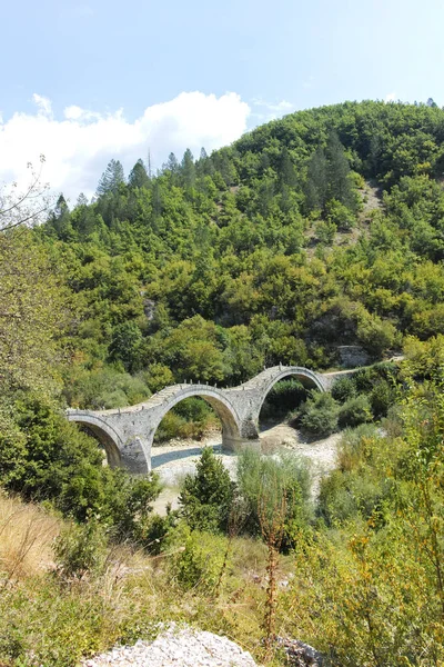 Pindus Dağları 'ndaki Ortaçağ Plakidas (Kalogeriko) Köprüsü, Zagori, Epirus, Yunanistan