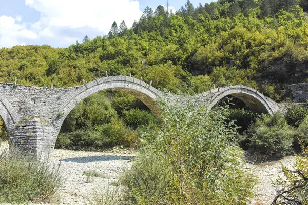 Pindus Dağları 'ndaki Ortaçağ Plakidas (Kalogeriko) Köprüsü, Zagori, Epirus, Yunanistan