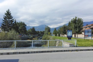 BANSKO, BULGARIA - 10 Eylül 2023: Bulgaristan 'ın Blagoevgrad bölgesindeki Bansko kasabasındaki tipik sokak ve binalar