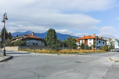 BANSKO, BULGARIA - 10 Eylül 2023: Bulgaristan 'ın Blagoevgrad bölgesindeki Bansko kasabasındaki tipik sokak ve binalar