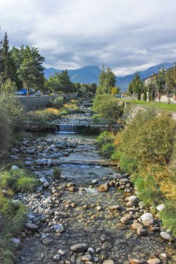 BANSKO, BULGARIA - 10 Eylül 2023: Bulgaristan 'ın Blagoevgrad bölgesindeki Bansko kasabasındaki tipik sokak ve binalar