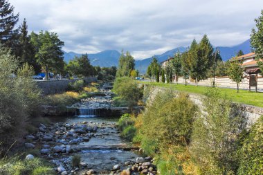 BANSKO, BULGARIA - 10 Eylül 2023: Bulgaristan 'ın Blagoevgrad bölgesindeki Bansko kasabasındaki tipik sokak ve binalar