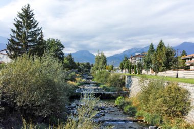 BANSKO, BULGARIA - 10 Eylül 2023: Bulgaristan 'ın Blagoevgrad bölgesindeki Bansko kasabasındaki tipik sokak ve binalar