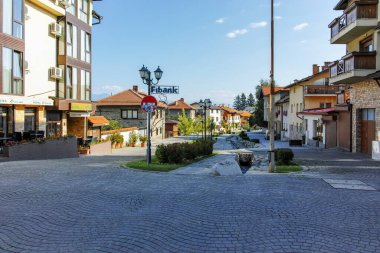 BANSKO, BULGARIA - 10 Eylül 2023: Bulgaristan 'ın Blagoevgrad bölgesindeki Bansko kasabasındaki tipik sokak ve binalar