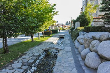 BANSKO, BULGARIA - 10 Eylül 2023: Bulgaristan 'ın Blagoevgrad bölgesindeki Bansko kasabasındaki tipik sokak ve binalar