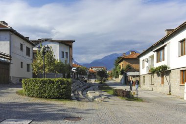 BANSKO, BULGARIA - 10 Eylül 2023: Bulgaristan 'ın Blagoevgrad bölgesindeki Bansko kasabasındaki tipik sokak ve binalar