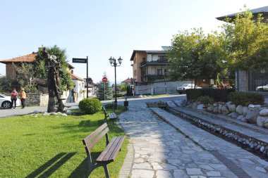BANSKO, BULGARIA - 10 Eylül 2023: Bulgaristan 'ın Blagoevgrad bölgesindeki Bansko kasabasındaki tipik sokak ve binalar