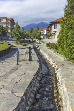 BANSKO, BULGARIA - 10 Eylül 2023: Bulgaristan 'ın Blagoevgrad bölgesindeki Bansko kasabasındaki tipik sokak ve binalar