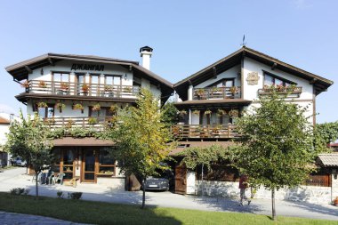 BANSKO, BULGARIA - 10 Eylül 2023: Bulgaristan 'ın Blagoevgrad bölgesindeki Bansko kasabasındaki tipik sokak ve binalar