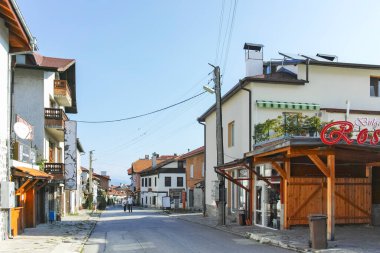 BANSKO, BULGARIA - 10 Eylül 2023: Bulgaristan 'ın Blagoevgrad bölgesindeki Bansko kasabasındaki tipik sokak ve binalar