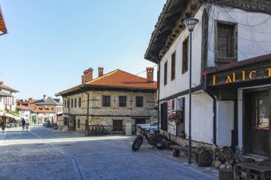 BANSKO, BULGARIA - 10 Eylül 2023: Bulgaristan 'ın Blagoevgrad bölgesindeki Bansko kasabasındaki tipik sokak ve binalar