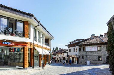 BANSKO, BULGARIA - 10 Eylül 2023: Bulgaristan 'ın Blagoevgrad bölgesindeki Bansko kasabasındaki tipik sokak ve binalar